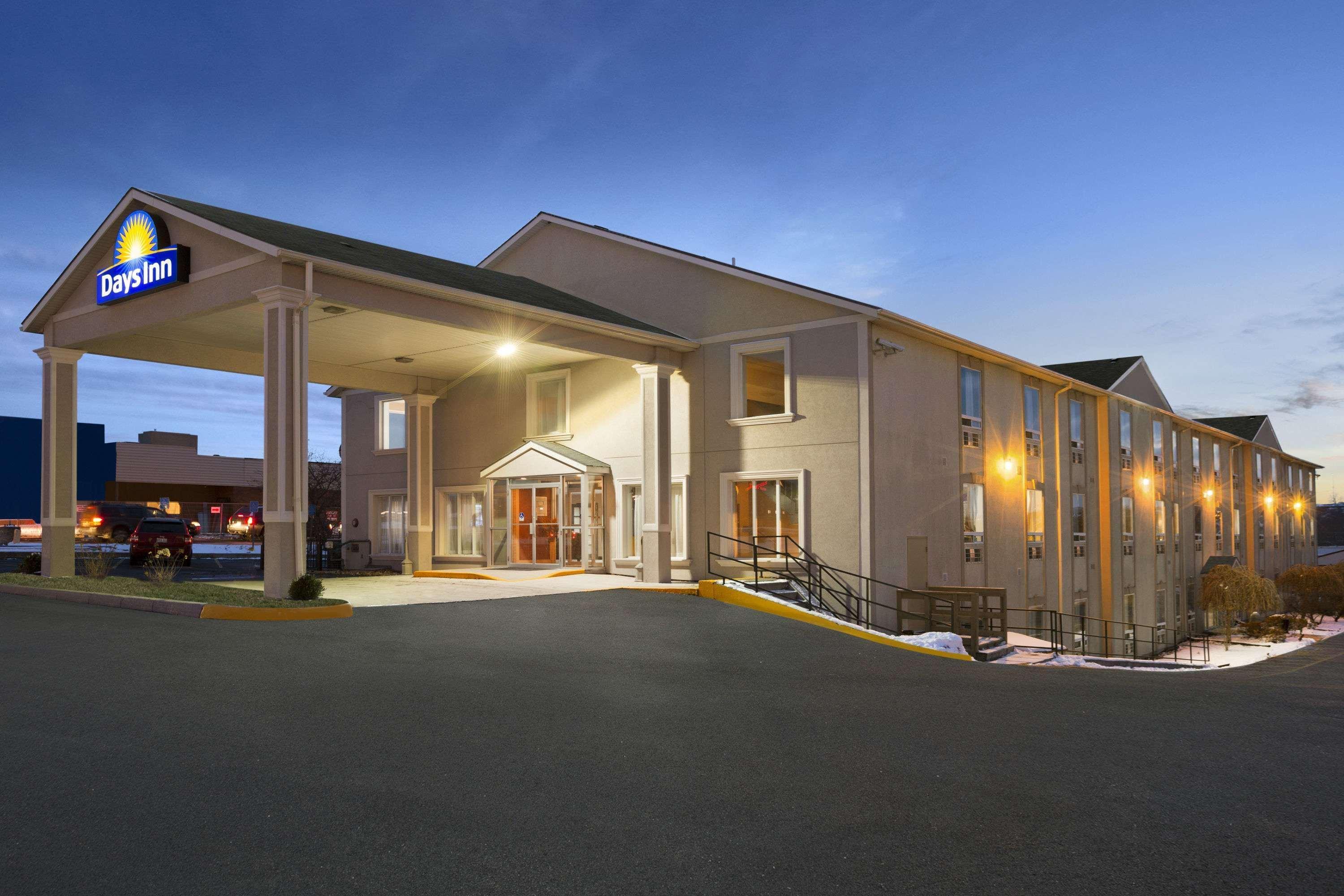 Days Inn By Wyndham Woodstock Exteriör bild